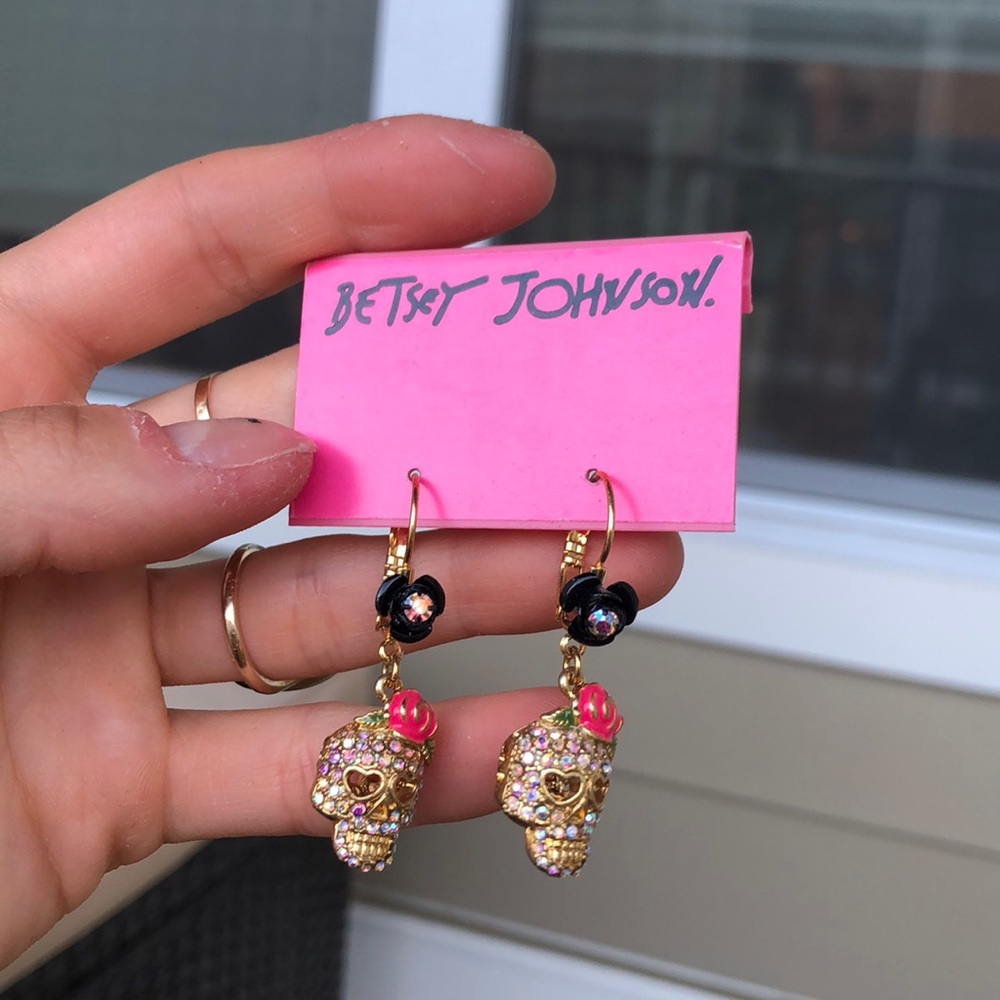 BetseyJohnson Skull Earrings!
